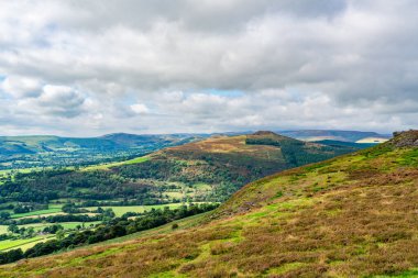 Derwent Vadisi 'nin zirvesinden Derbyshire İngiltere' nin Peak District bölgesindeki Bamford Sınırı manzarası