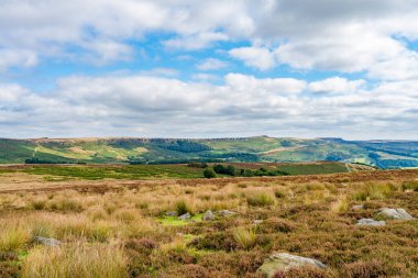 Derbyshire, İngiltere 'nin Peak District bölgesindeki Bamford Sınırı' nın tepesinden görüntü