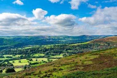 Derwent Vadisi 'ne doğru Derbyshire İngiltere' nin Peak District bölgesindeki Bamford Sınırı 'nın tepesinden bakın.