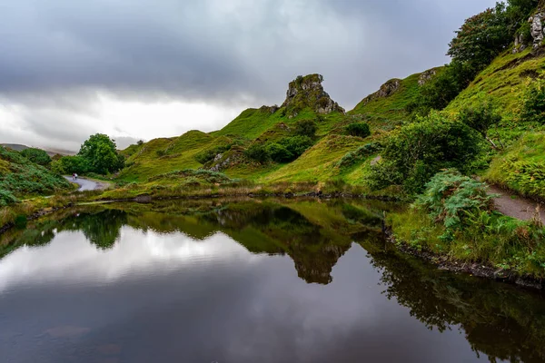 Pequeño Estanque Con Reflexiones Camino Fairy Glen Isla Skye Escocia —  Fotos de Stock