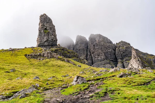 Widok Starca Formacji Skalnej Storr Wyspie Skye Pokrytej Niskimi Chmurami — Zdjęcie stockowe