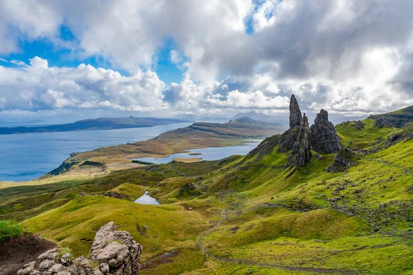 Raasay adası manzarası, Raasay 'ın Sesi ve Storr' un Yaşlı Adamı kaya oluşumu, Skye Adası, İskoçya