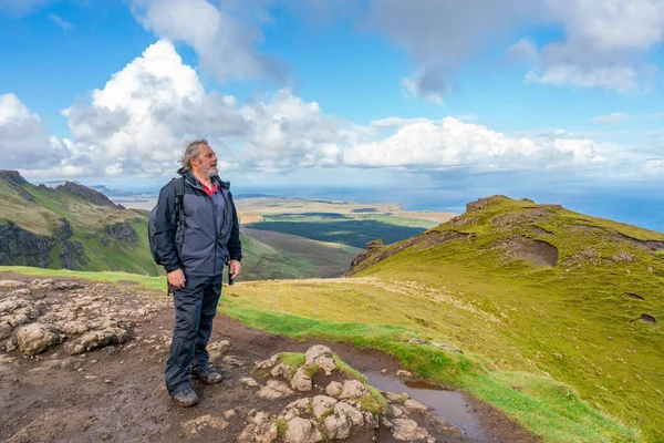 Mogen Kaukasisk Manlig Vandrare Beundrar Utsikten Från Old Man Storr — Stockfoto