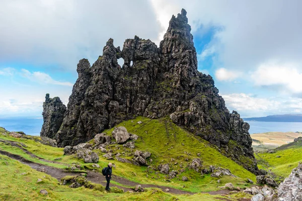 Ein Gestandener Kaukasischer Wanderer Auf Old Man Storr Isle Skye — Stockfoto