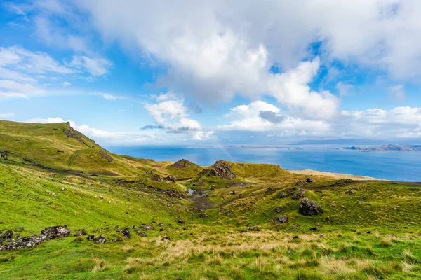 Widok Starego Człowieka Storr Tęczą Nad Dźwiękiem Raasay Wyspa Skye — Zdjęcie stockowe