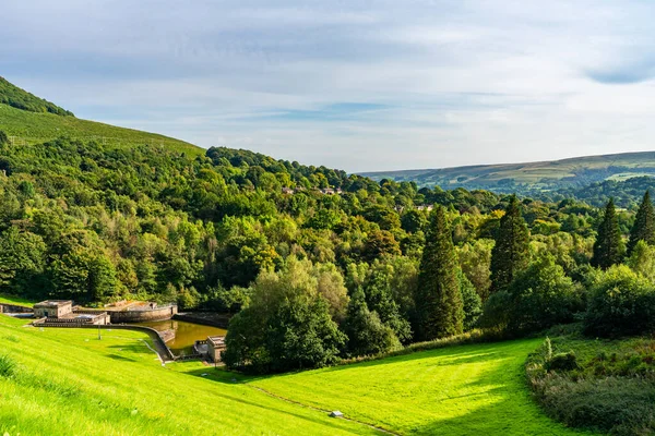 Widok Ściany Zbiornika Ladybower Dolinie Górnego Derwent Derbyshire Peak Distrct — Zdjęcie stockowe