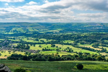 Derbyshire, İngiltere 'deki Bamford Sınırı' nın tepesinden Peak District 'teki Derwent Vadisi' ne doğru bakın.