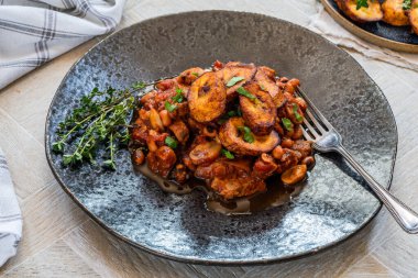 Biftek ve kızarmış muzlu fasulye güveci. 