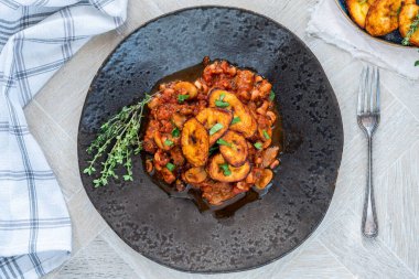 Biftek ve siyah fasulye güveci ve çok kızarmış muz - genel görünüm