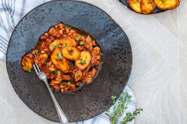 Biftek ve siyah fasulye güveci ve çok kızarmış muz - genel görünüm