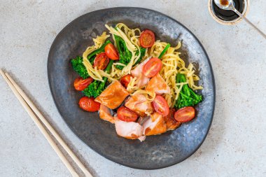 Kızarmış erik domatesli somon balığı, brokoli ve yumurtalı erişte.