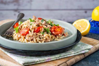 Kirazlı domates ve maydanozlu ton balığı ve orzo makarna.