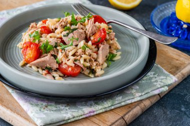 Kirazlı domates ve maydanozlu ton balığı ve orzo makarna.