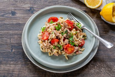 Kirazlı domates ve maydanozlu ton balığı ve orzo makarna.