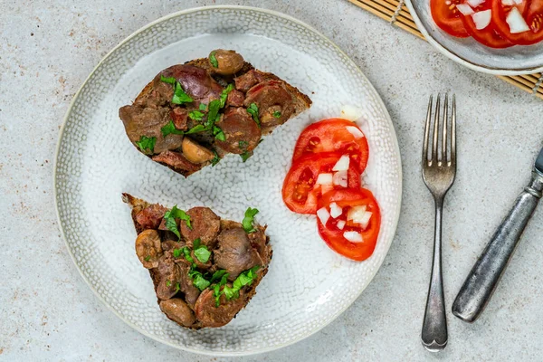 Hühnerleber Und Chorizo Offenes Sandwich Garniert Mit Frischer Petersilie — Stockfoto