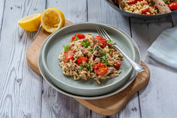 Kirazlı domates ve maydanozlu ton balığı ve orzo makarna.