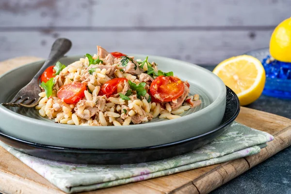 Kirazlı domates ve maydanozlu ton balığı ve orzo makarna.