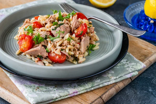 Kirazlı domates ve maydanozlu ton balığı ve orzo makarna.