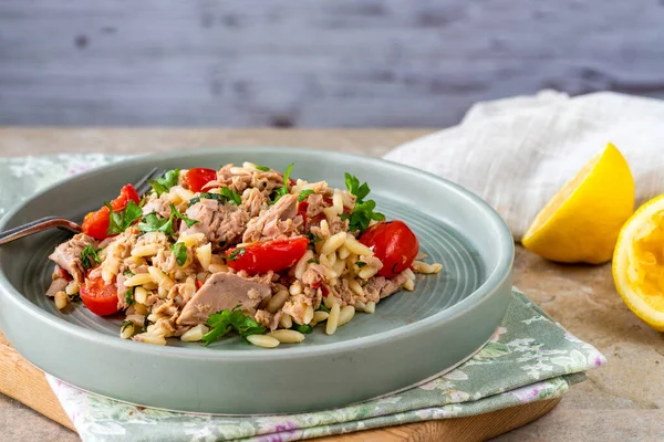 Kirazlı domates ve maydanozlu ton balığı ve orzo makarna.