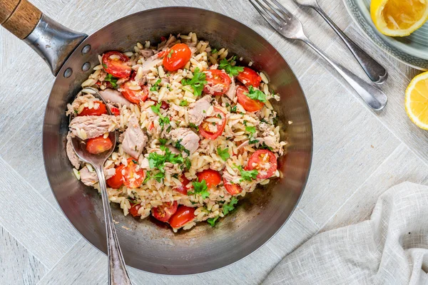 Kirazlı domates ve maydanozlu ton balığı ve orzo makarna.