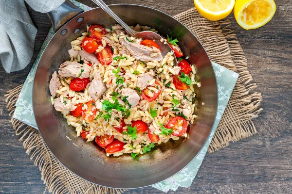 Kirazlı domates ve maydanozlu ton balığı ve orzo makarna.