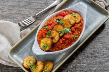 Kızarmış muzlu jollof pilav - baharatlı vejetaryen Afrika pilav yemeği