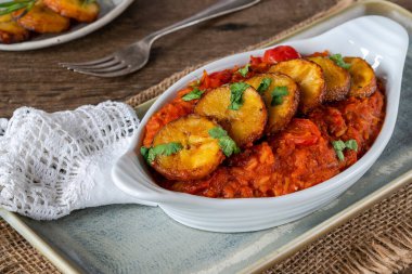 Kızarmış muzlu jollof pilav - baharatlı vejetaryen Afrika pilav yemeği