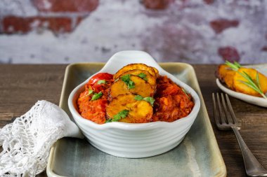 Kızarmış muzlu jollof pilav - baharatlı vejetaryen Afrika pilav yemeği