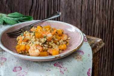  Kral karidesli inci arpa risotto, tereyağı ezmesi ve adaçayı.