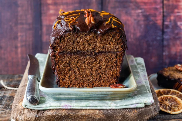 Zelfgemaakte Gember Brood Cake Met Pruimenmarmelade Pecannoten Chocolade Ganache — Stockfoto