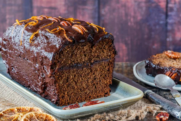 Hausgemachter Lebkuchen Mit Pflaumenmarmelade Pekannüssen Und Schokoladenganache — Stockfoto