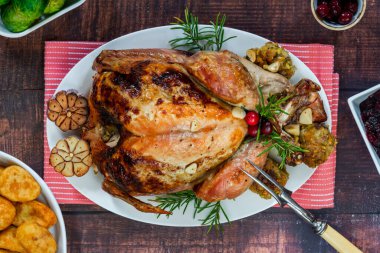 Geleneksel kavrulmuş Noel hindisi, kayısı ve fıstık dolgulu, kızarmış patates ve kızılcık soslu.