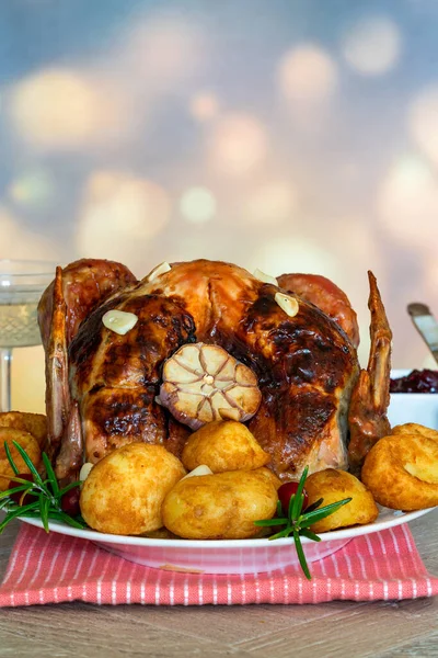 Traditioneller Truthahnbraten Mit Aprikosen Und Pistazienfüllung Bratkartoffeln Und Preiselbeersoße — Stockfoto