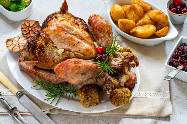 Traditioneller Truthahnbraten Mit Aprikosen Und Pistazienfüllung Bratkartoffeln Und Preiselbeersoße Übersicht — Stockfoto