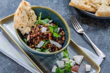 Düz ekmekli vejetaryen fasülye körisi.