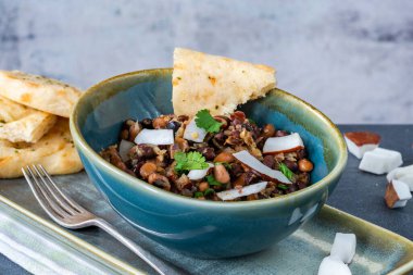 Düz ekmekli vejetaryen fasülye körisi.