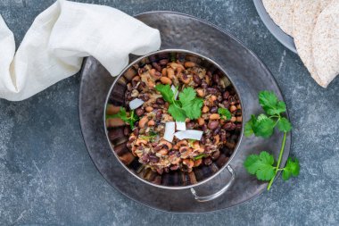 Maskeli vejetaryen fasulye körisi.