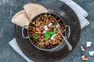 Maskeli vejetaryen fasulye körisi.