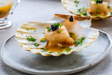 Deniz taraklı kanepeler, kabuklu havyar, limon ve tereyağı sosu.