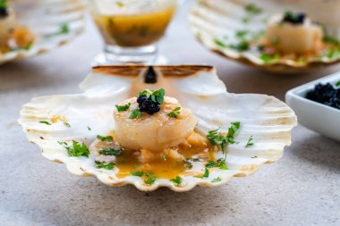 Deniz taraklı kanepeler, kabuklu havyar, limon ve tereyağı sosu.