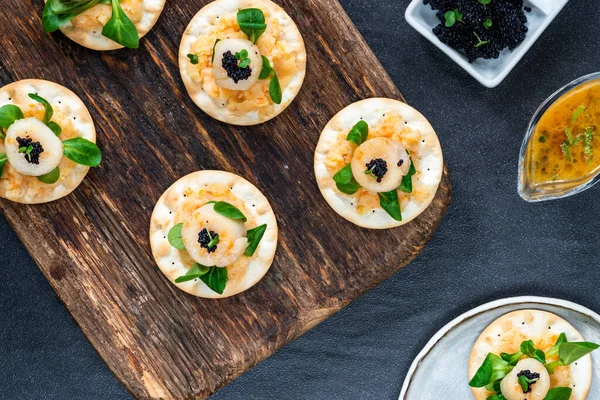 Canapés Con Vieiras Caviar Salsa Limón Mantequilla Vista Aérea — Foto de Stock