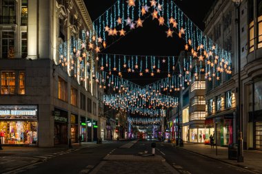 13 Kasım 2021: Londra 'daki Oxford Caddesi bu yıl Noel için sokağın her tarafına parlayan yıldızlar döşenmiş durumda..