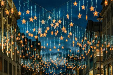 13 Kasım 2021: Londra 'daki Oxford Caddesi bu yıl Noel için sokağın her tarafına parlayan yıldızlar döşenmiş durumda..