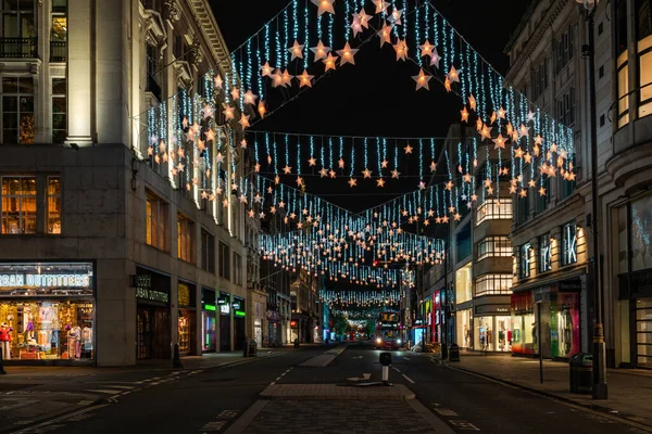 2021 런던의 옥스퍼드가는 크리스마스를 거리를 가로질러 별들로 장식되어 — 스톡 사진