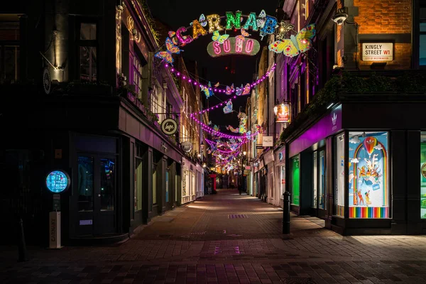 13 Kasım 2021: Londra 'daki Carnaby Caddesi, bu Noel' de 600 'den fazla parıldayan 3D ve 2D kelebek kanatları ve parlak neon desenlerle dekore edilmiştir.. 