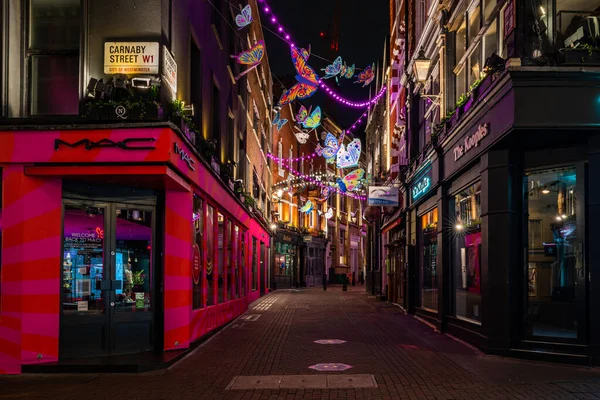13 Kasım 2021: Londra 'daki Carnaby Caddesi, bu Noel' de 600 'den fazla parıldayan 3D ve 2D kelebek kanatları ve parlak neon desenlerle dekore edilmiştir.. 