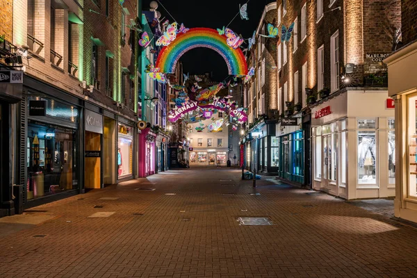 13 Kasım 2021: Londra 'daki Carnaby Caddesi, bu Noel' de 600 'den fazla parıldayan 3D ve 2D kelebek kanatları ve parlak neon desenlerle dekore edilmiştir.. 