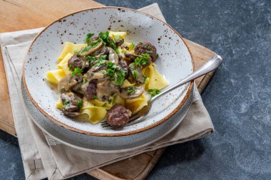 Kremalı mantar soslu geyik eti köftesi ve pappardelle makarna.