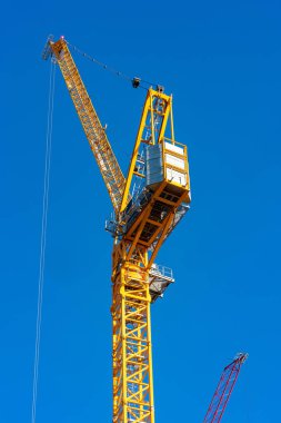 Mavi gökyüzüne karşı sarı bir vinç, Londra, İngiltere