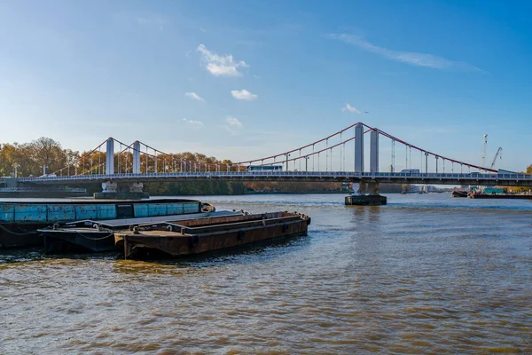 2021年11月11日 西伦敦泰晤士河上的切尔西桥景观 连接北岸的切尔西和南岸的巴特西 — 图库照片